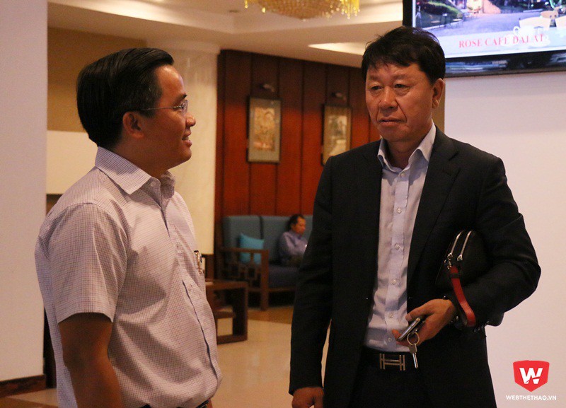 Trưởng đoàn bóng đá HAGL ông Nguyễn Tấn Anh và tân Giám đốc kỹ thuật HAGL ông Chung Hae Seong. Ảnh: Quang Thịnh.