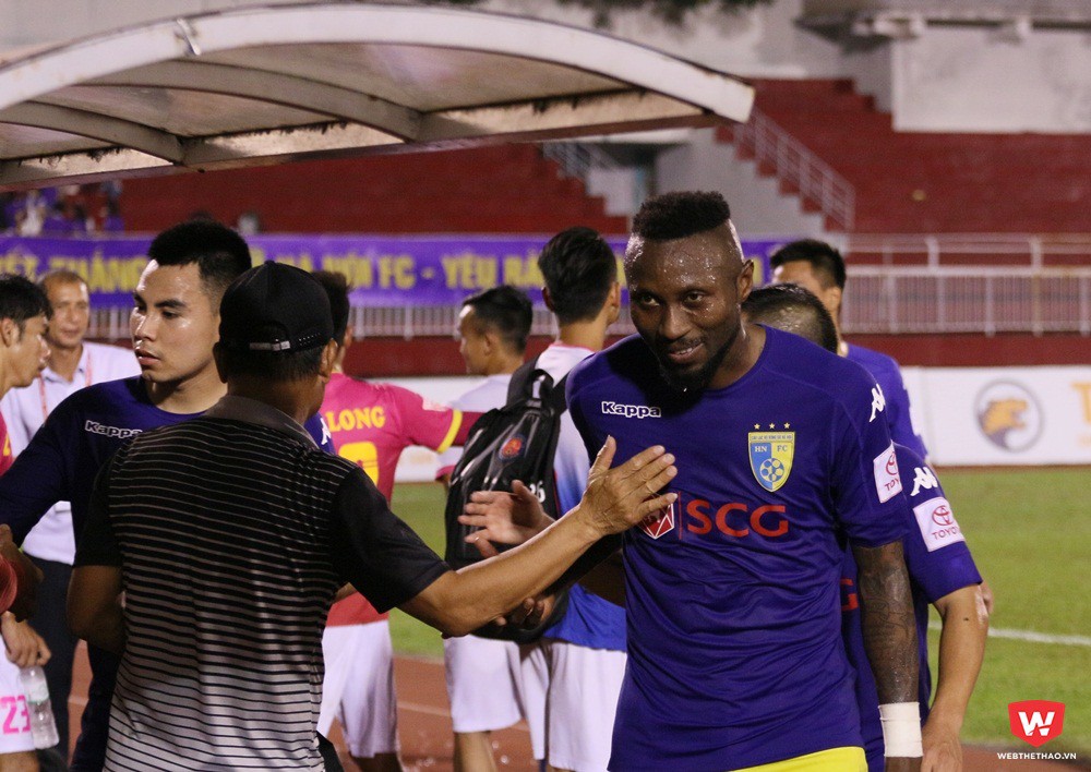 Phải chăng chỉ có những cầu thủ nhập tịch Việt Nam mới có đủ yếu tố và khả năng chơi bóng tại Thái League. Ảnh: Quang Thịnh.