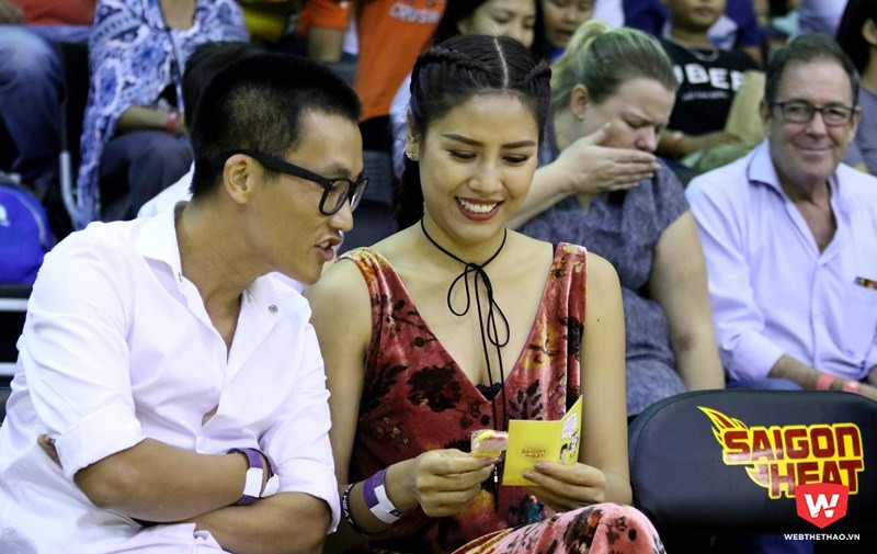 Trận đấu thứ 3 liên tiếp của Saigon Heat, Hoa hậu biển Nguyễn Thị Loan có mặt trên hàng ghế VIP để cổ vũ cho ''bạn trai'' Stefan Nguyễn. Gần đây, có nhiều thông tin cho rằng cặp đôi này đang hẹn hò. Ảnh: Quang Thịnh.