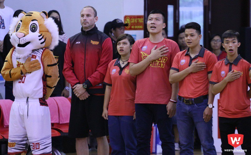 Sau ba trận ngồi trên khán đài, HLV phụ trách giải đấu ABL của Saigon Heat bắt đầu ''ra tay'' giúp đội. Ảnh: Quang Thịnh.