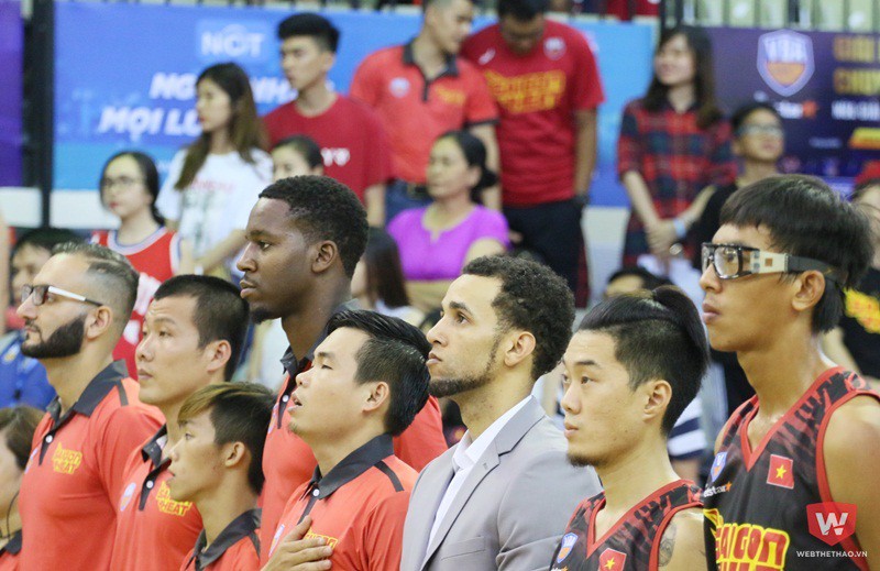 Bùi Quốc Tân (thứ 2 từ trái qua) đứng bên phía BHL trong trận thắng Thang Long Warriors. Ảnh: Quang Thịnh.