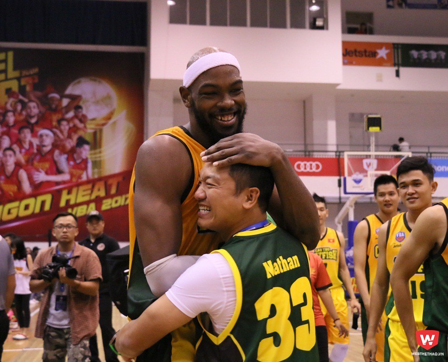 Ông chủ của Cantho Catfish - Nguyễn Hoài Nam ôm chặt MVP của trận đấu Hamilton khi anh ghi 31 điểm, 22 rebounds. Ảnh: Quang Thịnh.
