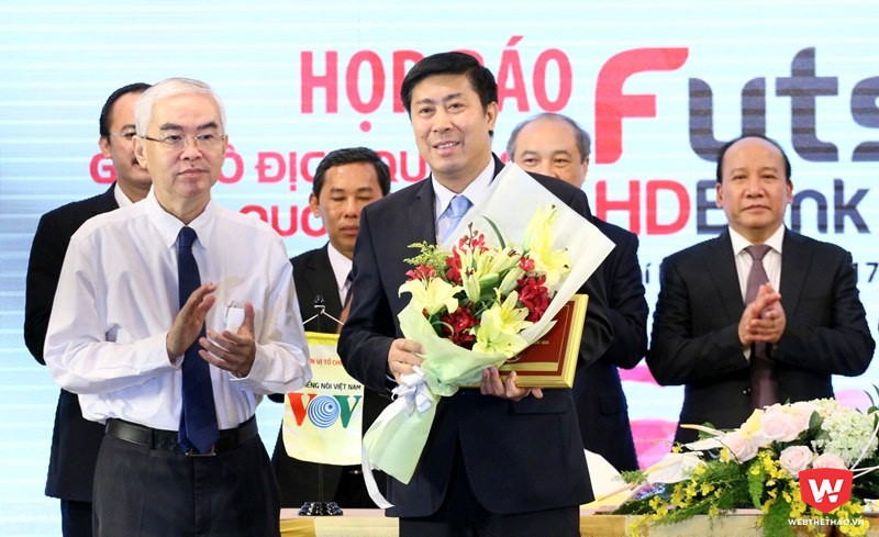 Chủ tịch VFF ông Lê Hùng Dũng trao hoa cho đơn vị tài trợ kim cương của các giải futsal QG 2017. Ảnh: Quang Thịnh.