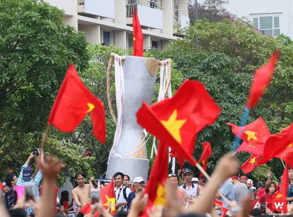 Dù chiếc cúp là giả nhưng với NHM Việt Nam, U23 Việt Nam đã đoạt chiếc cúp tình cảm trong lòng của họ.