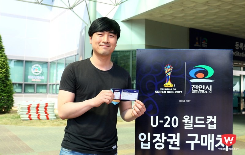 Anh Jung Dae Hyun mua vé ngày thi đấu đầu tiên để cổ vũ cho U20 Pháp. Ảnh: Quang Thịnh.