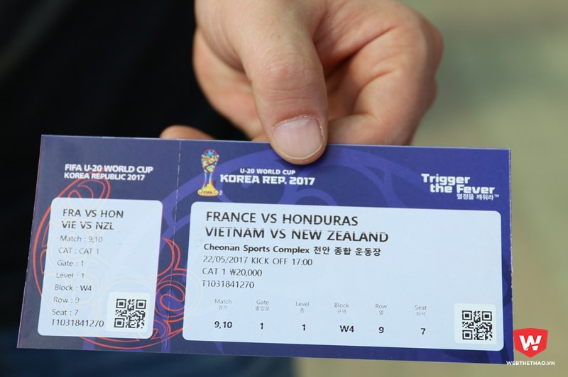 Trên tay tấm vé xem trận đấu đầu tiên của U20 Việt Nam gặp U20 New Zealand. Ảnh: Quang Thịnh.