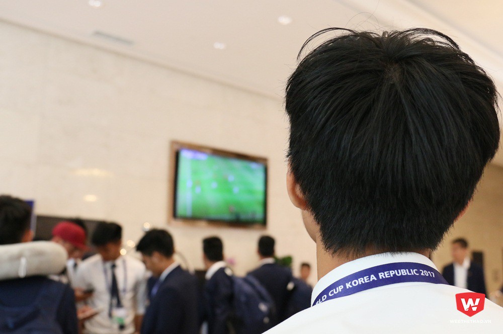 Tivi bên trong khách sạn đang chiếu lại trận thắng của U20 Hàn Quốc trước đối thủ U20 Argentina - đội từng giao hữu với U20 Việt Nam giữa tháng 5 tại TPHCM. Các cầu thủ đề dán mắt vào màn hình để xem lại. Ảnh: Quang Thịnh.