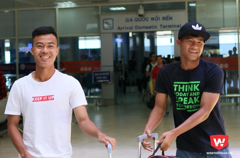 Hậu vệ Thanh Thịnh (trái) và Đức Chinh của SHB Đà Nẵng tươi cười khi đến Nha Trang. Ảnh: Quang Thịnh.