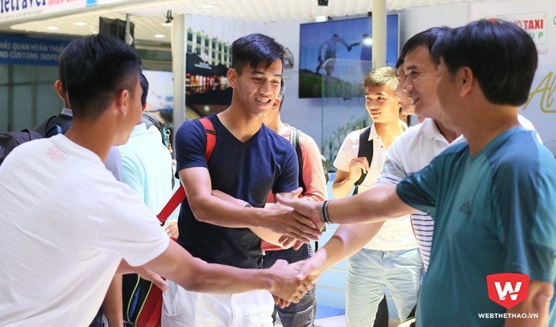 Tiền đạo Tiến Linh của Bình Dương (áo đen) bắt tay BHL U20 Việt Nam tại sân bay. Ảnh: Quang Thịnh.