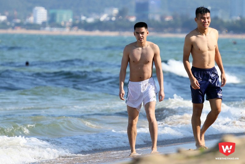 Tony Tuấn Anh (quần trắng) đi tắm biển cùng các đồng đội tại U20 Việt Nam. Ảnh: Quang Thịnh.
