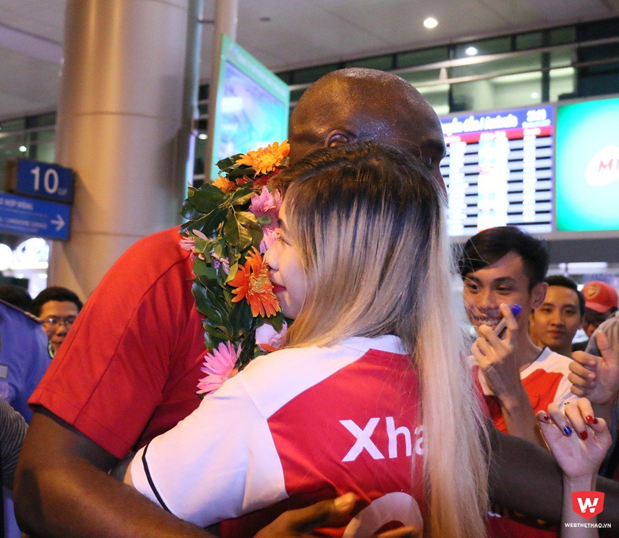 Fan nữ Arsenal ôm chặt huyền thoại một thời của CLB Pháo thủ. Ảnh: Quang Thịnh.