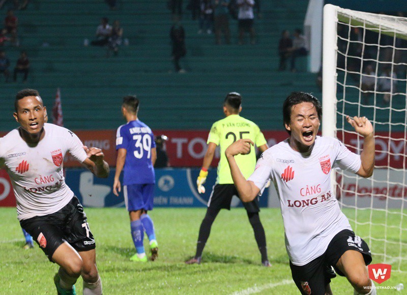 Phan Tấn Tài ghi bàn nâng tỷ số lên 2-1, đó cũng là niềm vui sau cùng của Long An ở trận đấu này. Ảnh: Quang Thịnh.