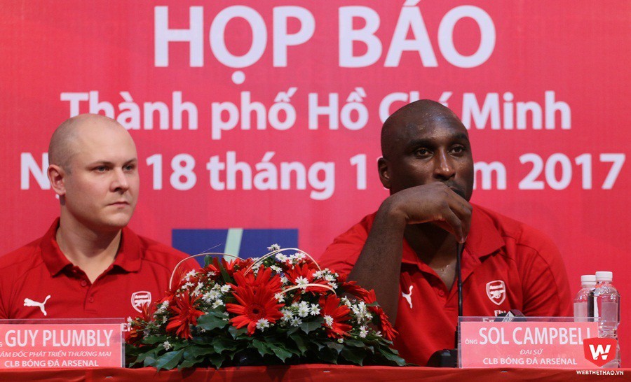 Sol Campbell (phải) và đại diện CLB Arsenal. Ảnh: Quang Thịnh.
