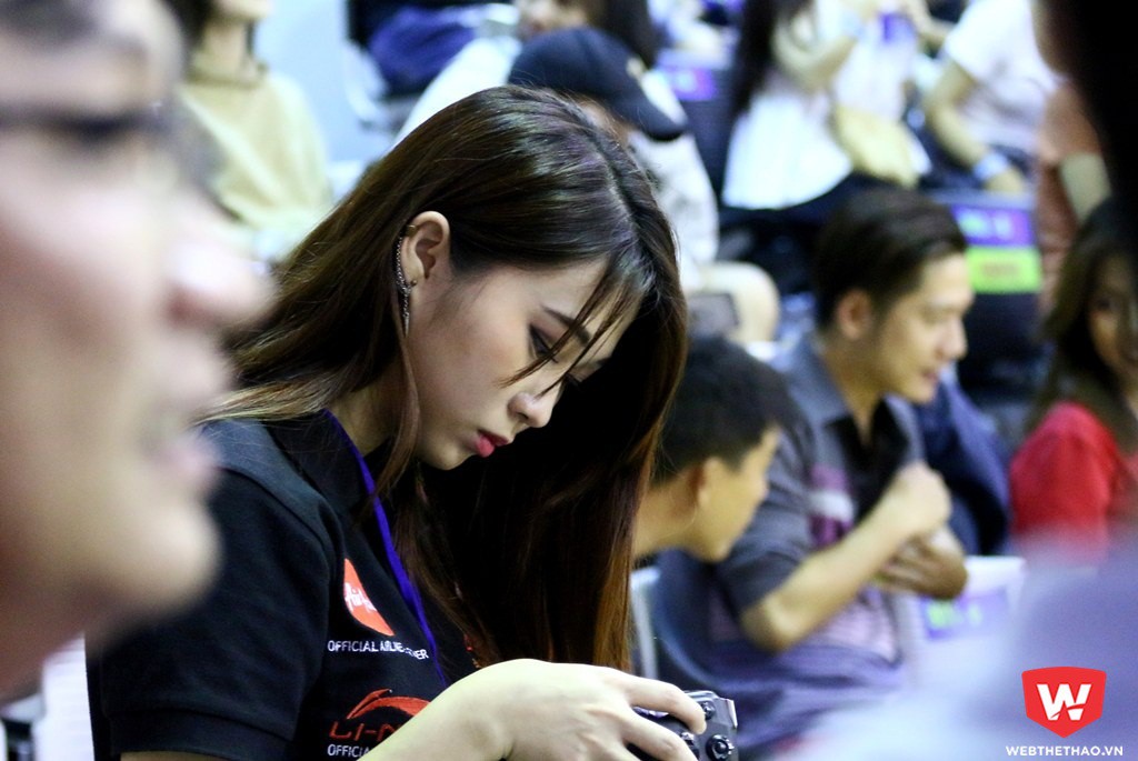 Kuk Thew là sự kết hợp giữa chữ ''Basketball'' và tên ''Thewphaingarm'', ám chỉ một nữ phóng viên ảnh chuyên chụp ảnh bóng rổ. Ảnh: Quang Thịnh.