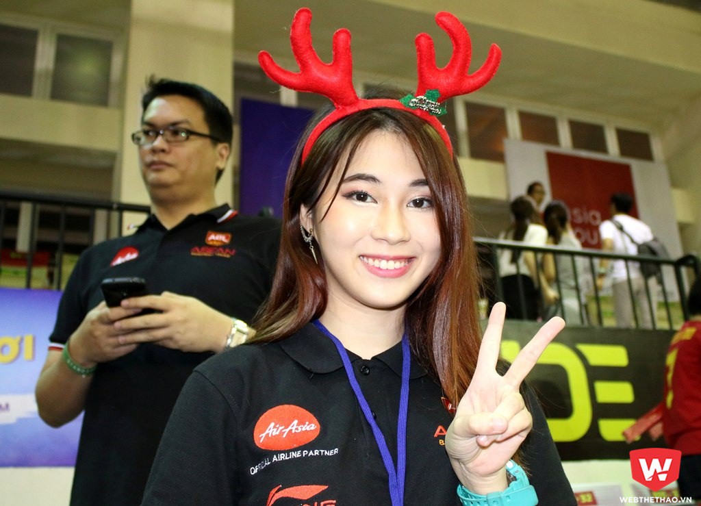 Cô phóng viên ảnh tạo dáng cùng chiếc sừng hươu tại sân nhà Saigon Heat trong trận đấu gặp Westport Malaysia Dragons. Ảnh: Quang Thịnh.