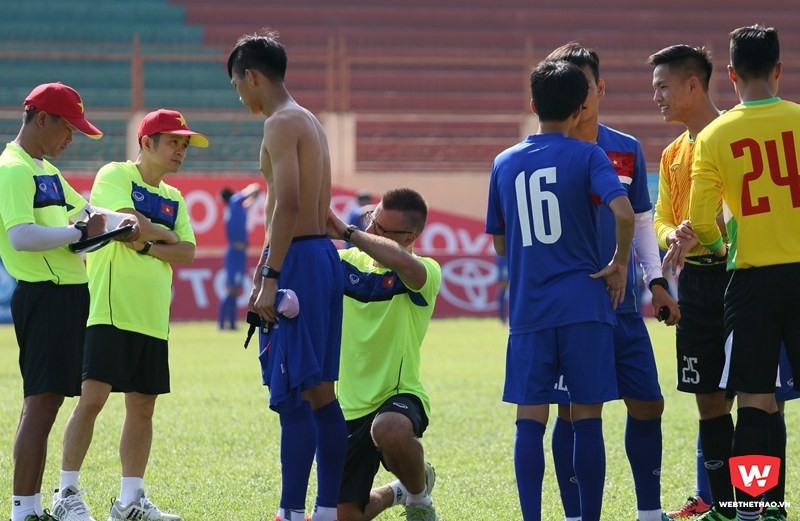 Những ngày đầu ở tuyển U20 Việt Nam, bác sỹ mới của đội phải theo dõi để bắt kịp nhịp độ làm việc của từng thành viên trong ban huấn luyện. Ảnh: Quang Thịnh.