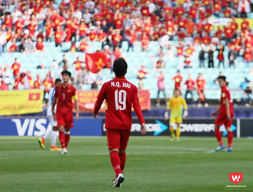 Cú dứt điểm trúng cột dọc của Quang Hải có lẽ là điểm tiếc nuối nhất của trận đấu bởi U20 Việt Nam cần một bàn thắng để ghi dấu ấn trong lần đầu tiên thi đấu tại VCK U20 World Cup. Ảnh: Quang Thịnh.