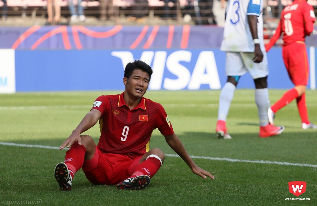 Đức Chinh vừa trở về sau VCK U20 World Cup thì bị gãy xương sườn, phải về quê nghỉ ngơi 3 ngày và mất 1 tháng dưỡng thương. Ảnh: Quang Thịnh.