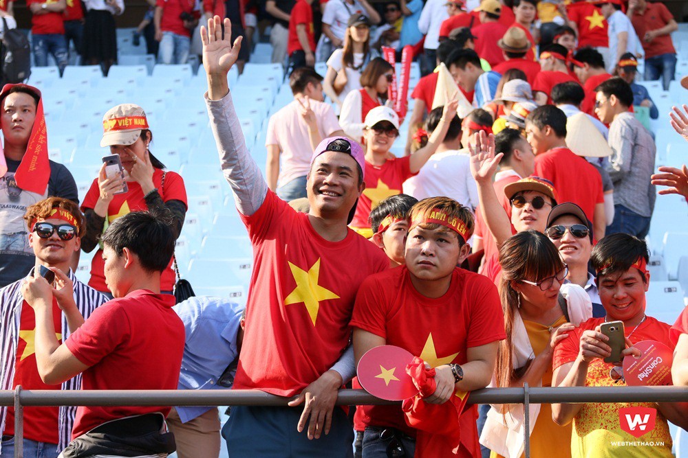 Nỗi buồn không lan tỏa, số khác rất vui khi được tận mắt chứng kiến những bước chân của cầu thủ Việt Nam trong giải đấu danh giá U20 World Cup. Ảnh: Quang Thịnh.