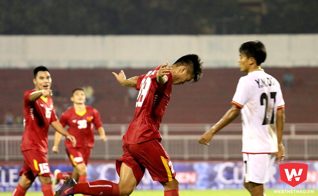 Cầu thủ Dương Văn Hào ăn mừng bàn thắng mở tỷ số sau khi được tung vò sân. Ảnh: Quang Thịnh.