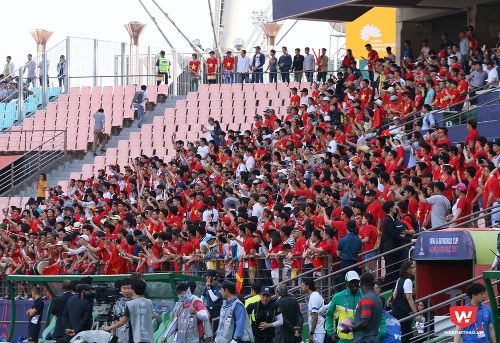 Đám đông cổ động viên liên tục hò reo hát hò và hô vang tên ''Việt Nam'' khi các cầu thủ đi vòng quanh sân cám ơn người hâm mộ sắc đỏ, sao vàng. Ảnh: Quang Thịnh.