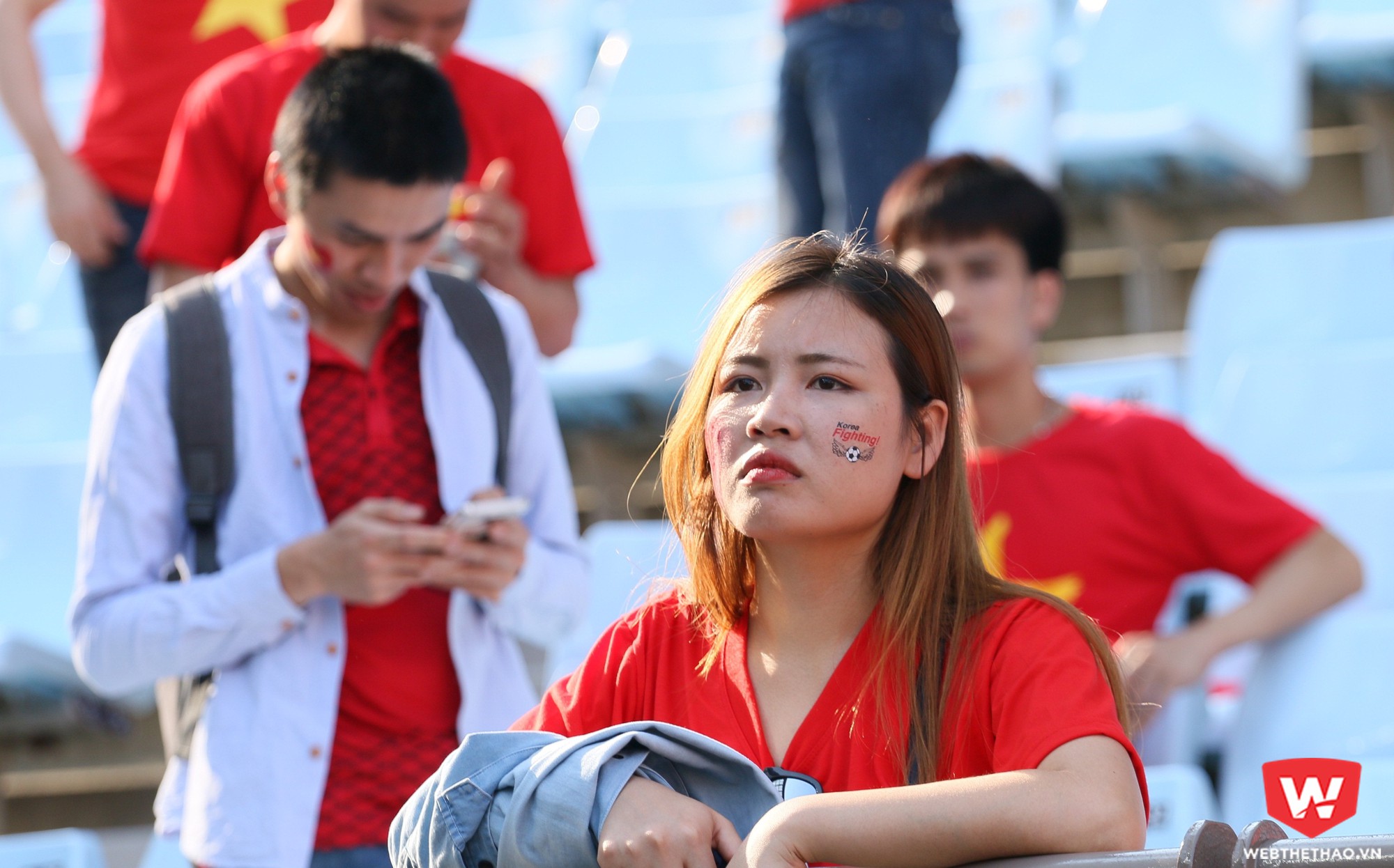 Nhiều cổ động viên rất buồn với kết quả này. Hơn 10 ngàn người Việt đã đến sân cổ động không mệt mỏi dưới cái nắng gắt ở thành phố Jeonju. Ảnh: Quang Thịnh.