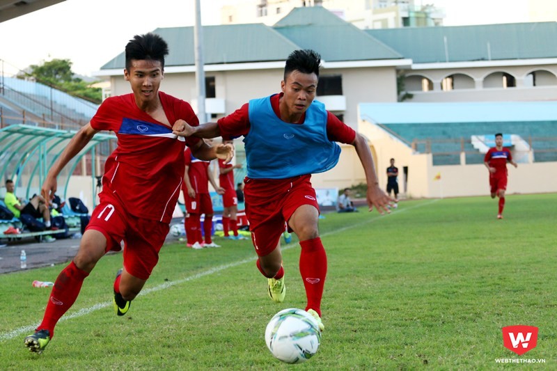 Tiền vệ Công Thành (trái) không thể lọt vào danh sách đi tập huấn cùng U20 Việt Nam. Ảnh: Quang Thịnh.