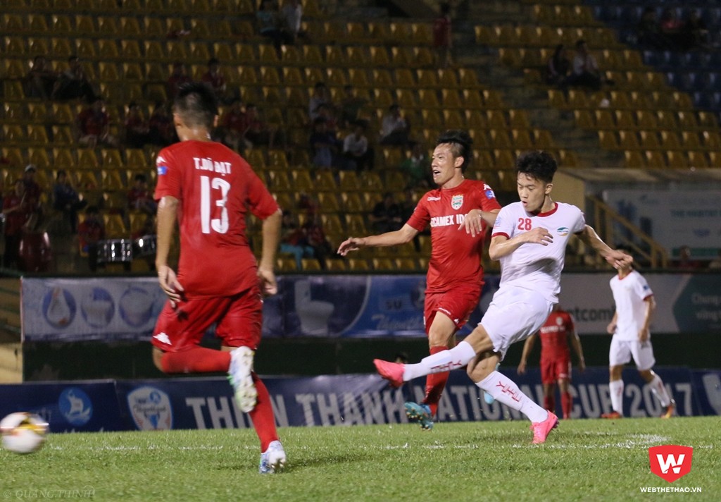 Tuyển thủ U20 Việt Nam Hoàng Đức (áo trắng) tận dụng sai sót của thủ môn B.BD để rút ngắn tỷ số 2-3. Ảnh: Quang Thịnh.