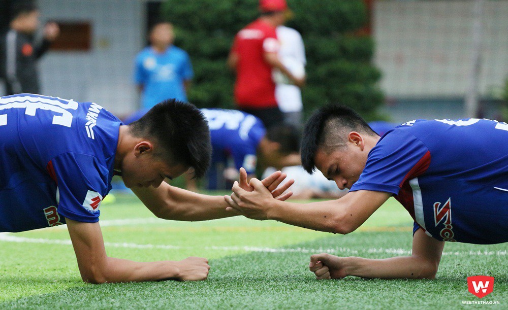Trong ảnh là hai hậu vệ lứa U20 Việt Nam được triệu tập lên ĐTQG lần này, cả hai phải cố gắng hết sức trước một động tác kéo dài 20 giây. Ảnh: Quang Thịnh.