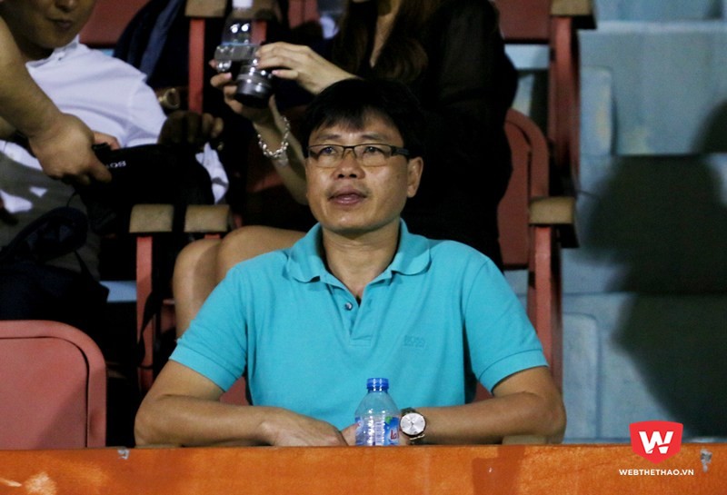 Bố của Tony Lê Tuấn Anh theo sát con trai tập luyện trên khán đài sân 19 tháng 8. Ảnh: Quang Thịnh.