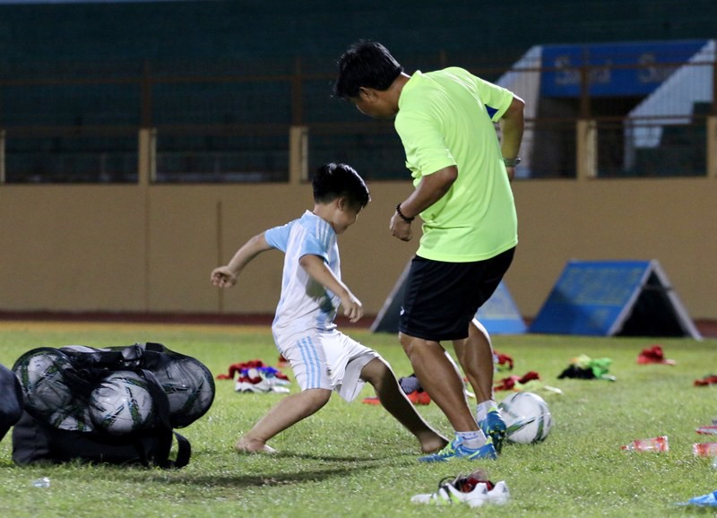 Thiên Phong đá bóng với trợ lý Trần Minh Chiến. Ảnh: Quang Thịnh.