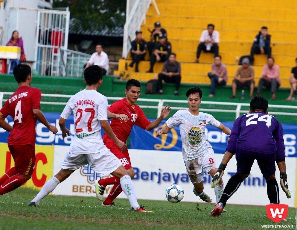 Văn Toàn (trắng, giữa) ghi bàn duy nhất của trận đấu giúp cựu vương U.21 HA.GL giành hạng 3. Ảnh: Quang Thịnh.