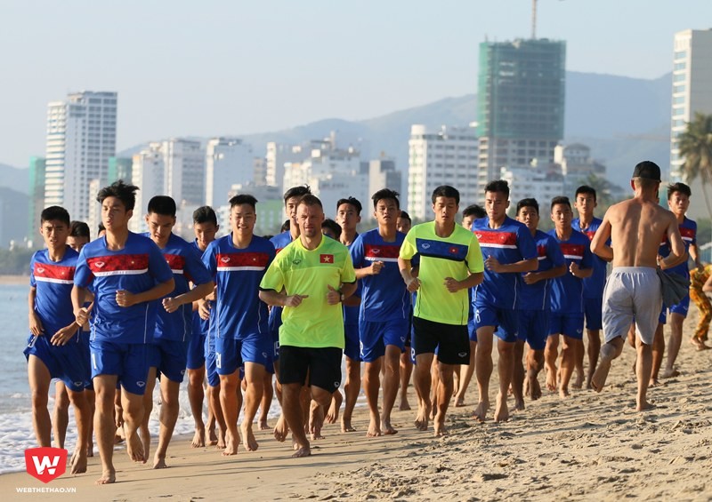 Chạy biển là một ''món ăn truyền thống'' của U20 Việt Nam. Ảnh: Quang Thịnh.