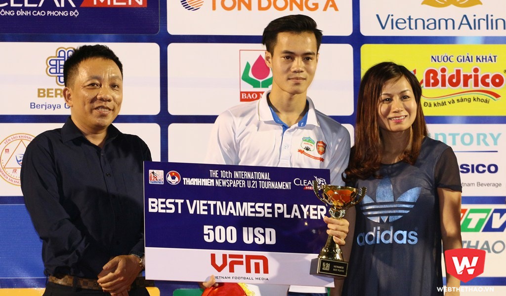 Với phong độ nổi bật cùng 3 bàn thắng ghi được, Văn Toàn ẵm 3 giải thưởng cá nhân. Ảnh: Quang Thịnh.