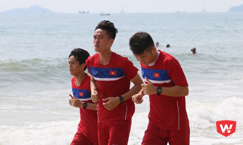 Phan Thanh Hậu (trái), Tấn Sinh (giữa) và Dủ Đạt dẫn đầu cự ly 10km trên biển. Ảnh: Quang Thịnh.
