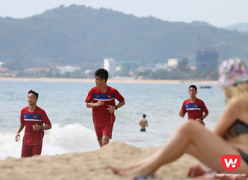 Các cầu thủ U20 Việt Nam cố gắng hoàn thành bài tập sức bền của BHL. Ảnh: Quang Thịnh.