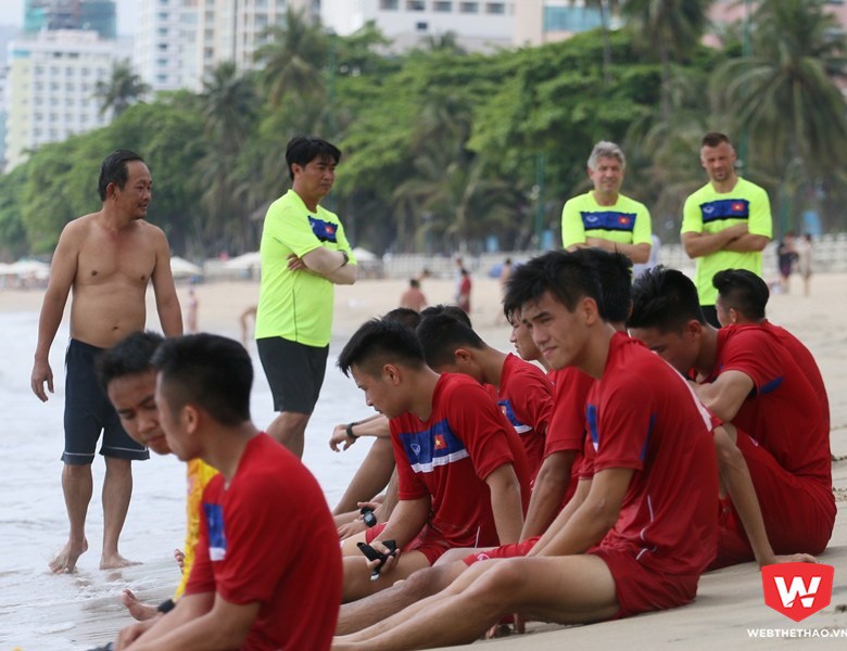 Hơn 1 giờ chạy trên biển, các cầu thủ nghỉ mệt và nghe nhận xét của HLV Hoàng Anh Tuấn trước khi về khách sạn chuẩn bị cho buổi tập chiều trên sân 19 tháng 8 lúc 16h00. Ảnh: Quang Thịnh.
