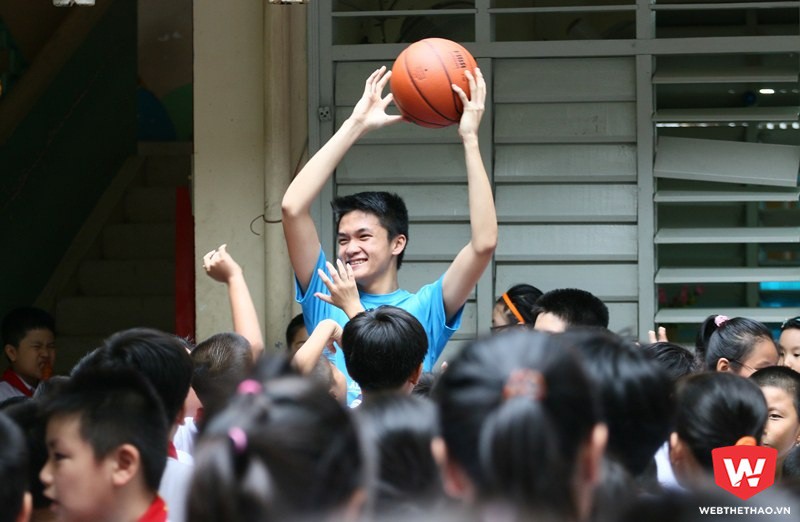 Quốc Khánh (cầm bóng) tác giả của dự án cộng đồng mang bóng rổ đến trường tiểu học Thạnh Mỹ Tây. Ảnh: Quang Thịnh.