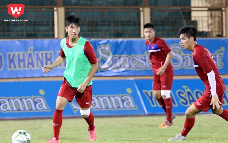 Trung vệ Trọng Đại bất ngờ ra sân thi đấu khoảng 10 phút trong buổi tập đối kháng tối 28/3/2017. Ảnh: Quang Thịnh.