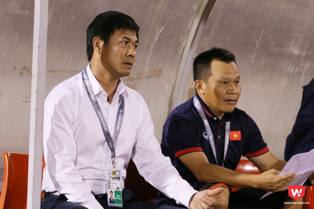 HLV Hữu Thắng và cộng sự nghe tin ông Weigang ra đi trước trận đấu. Ảnh: Quang Thịnh.