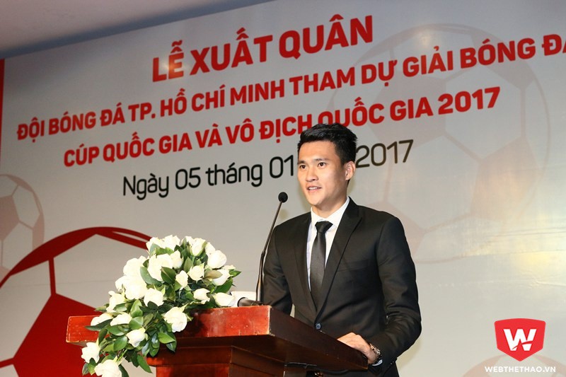 Công Vinh phát biểu trong Lễ xuất quân của CLB TPHCM, đồng thời nhận chức Quyền chủ tịch đội bóng. Ảnh: Quang Thịnh.