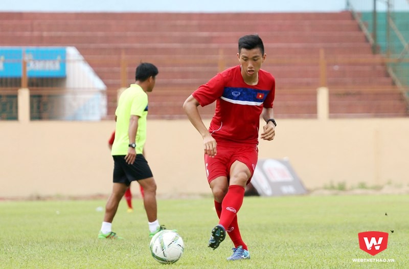 Hậu vệ Đoàn Văn Hậu của U20 Việt Nam cũng về Quy Nhơn đá trận chung kết rồi cùng Văn Tới trở lại Nha Trang vào ngày 1/4/2017. Ảnh: Quang Thịnh.