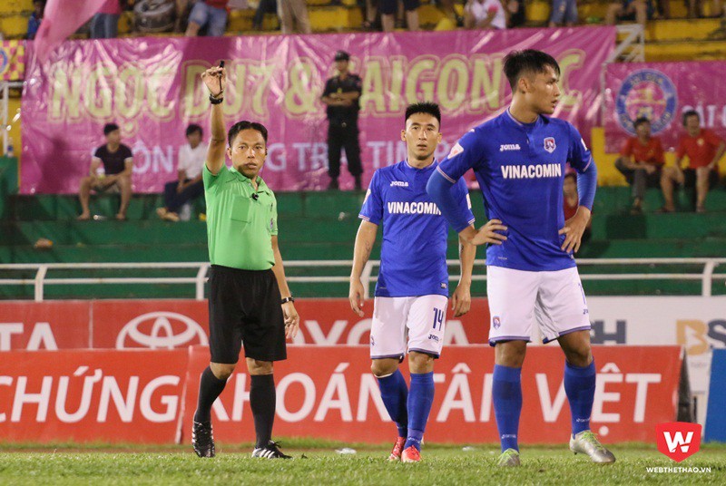 ''Còi vàng 2016'' Nguyễn Ngọc Châu không rút một thẻ nào ở trận đấu giữa Sài Gòn FC với Than Quảng Ninh. Ảnh: Quang Thịnh.