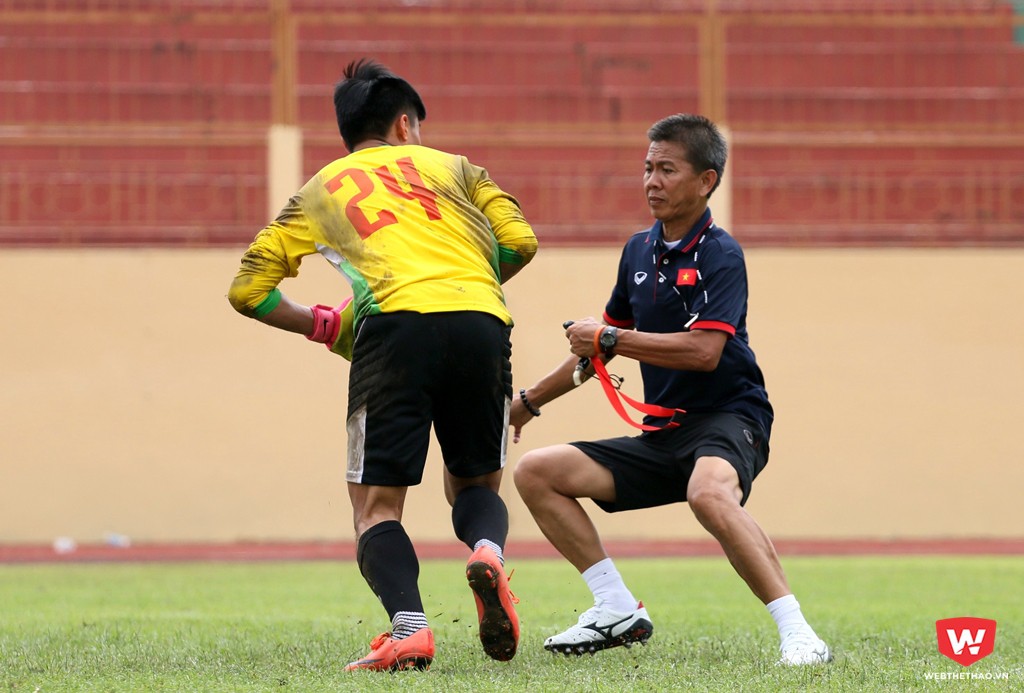 Đang đứng ngoài sân, HLV Hoàng Anh Tuấn bất ngờ lao ra cản đường banh khiến thủ môn Minh Hiếu giật mình vì không có sự đề phòng. Ảnh: Quang Thịnh.