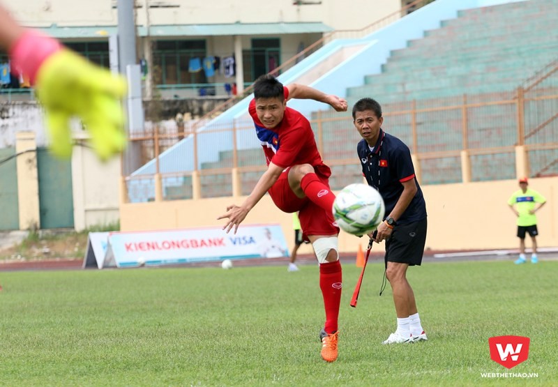 Đặng Văn Tới (áo đỏ) nguyên là đội trưởng của U19 Hà Nội, sẽ có mặt trong trận chung kết vặp U19 PVF. Ảnh: Quang Thịnh.