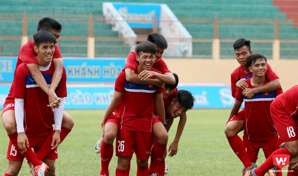 Giờ tập dứt điểm với yêu cầu cao kết thúc bằng tiếng cười trong trò chơi vận động. Tối cùng ngày, U20 Việt Nam tập đá đối kháng lúc 18h00. Một ngày sau đó, 1/3 thành viên sẽ về CLB làm nghĩa vụ tại Giải HNQG và V.League. Ảnh: Quang Thịnh.