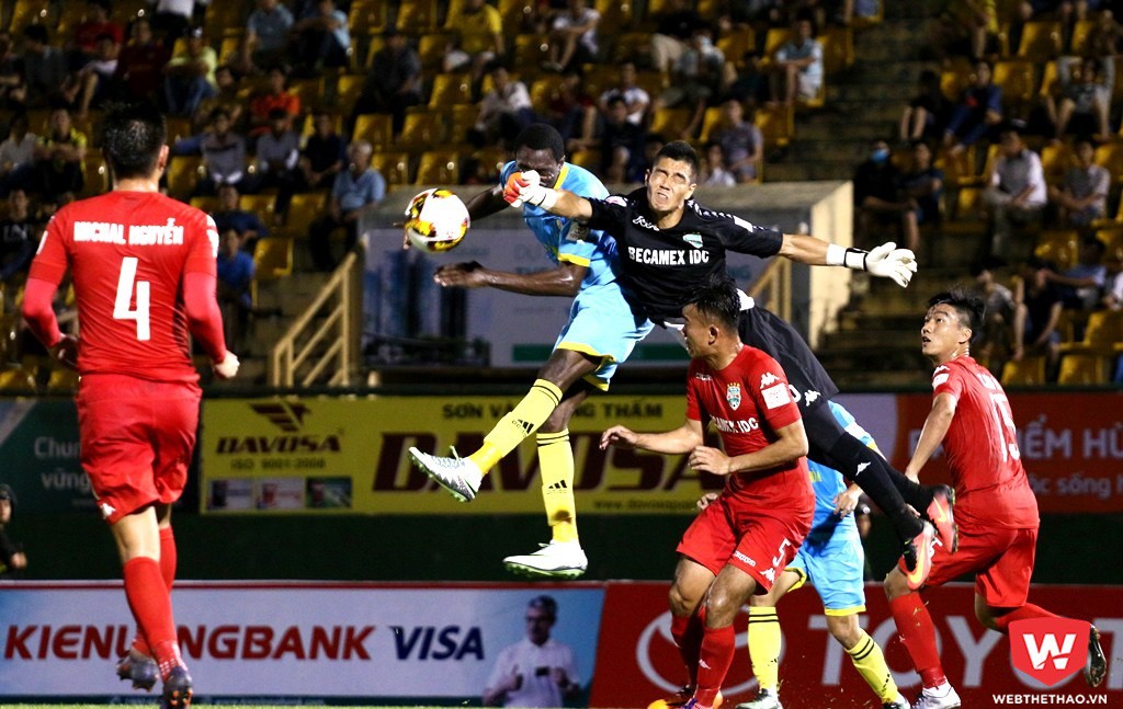Sadio Diao (xanh) ghi bàn thắng duy nhất giúp Sanna Khánh Hòa thắng B.Bình Dương. Ảnh: Quang Thịnh.