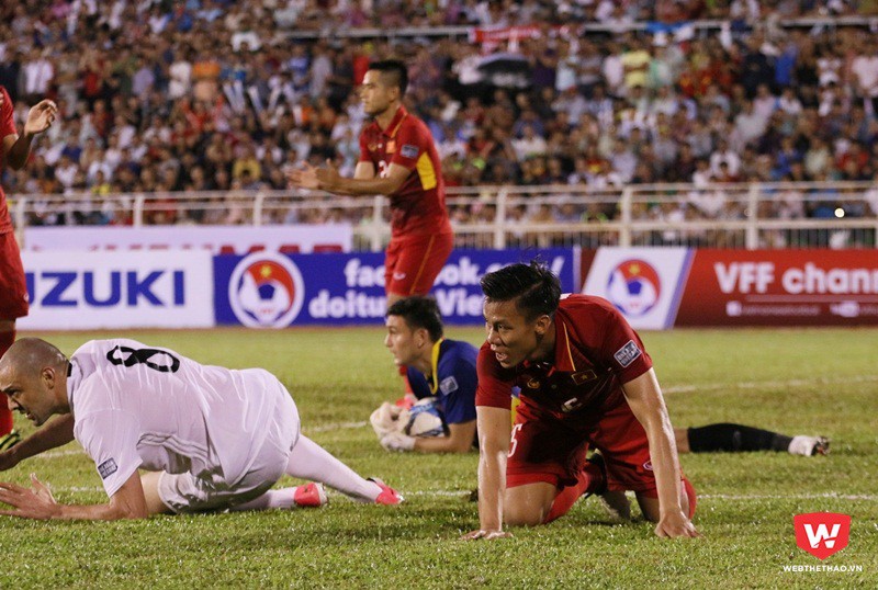 Cầu thủ phòng ngự Việt Nam vất vả chống trả các đợt tấn công bằng bóng bổng của Jordan trong hiệp 2. Ảnh: Quang Thịnh.