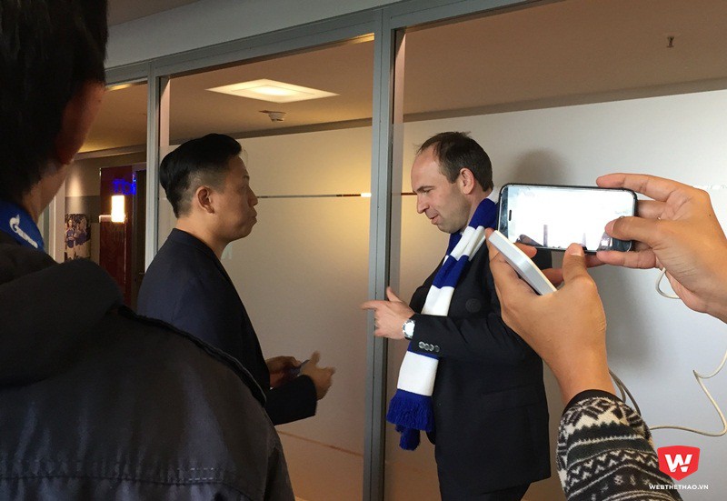 Ông Alexander Jobs (Phải) - Giám đốc tiếp thị của CLB Schalke 04 trao đổi với các phóng viên đến từ Đông Nam Á. Ảnh: Quang Thịnh.