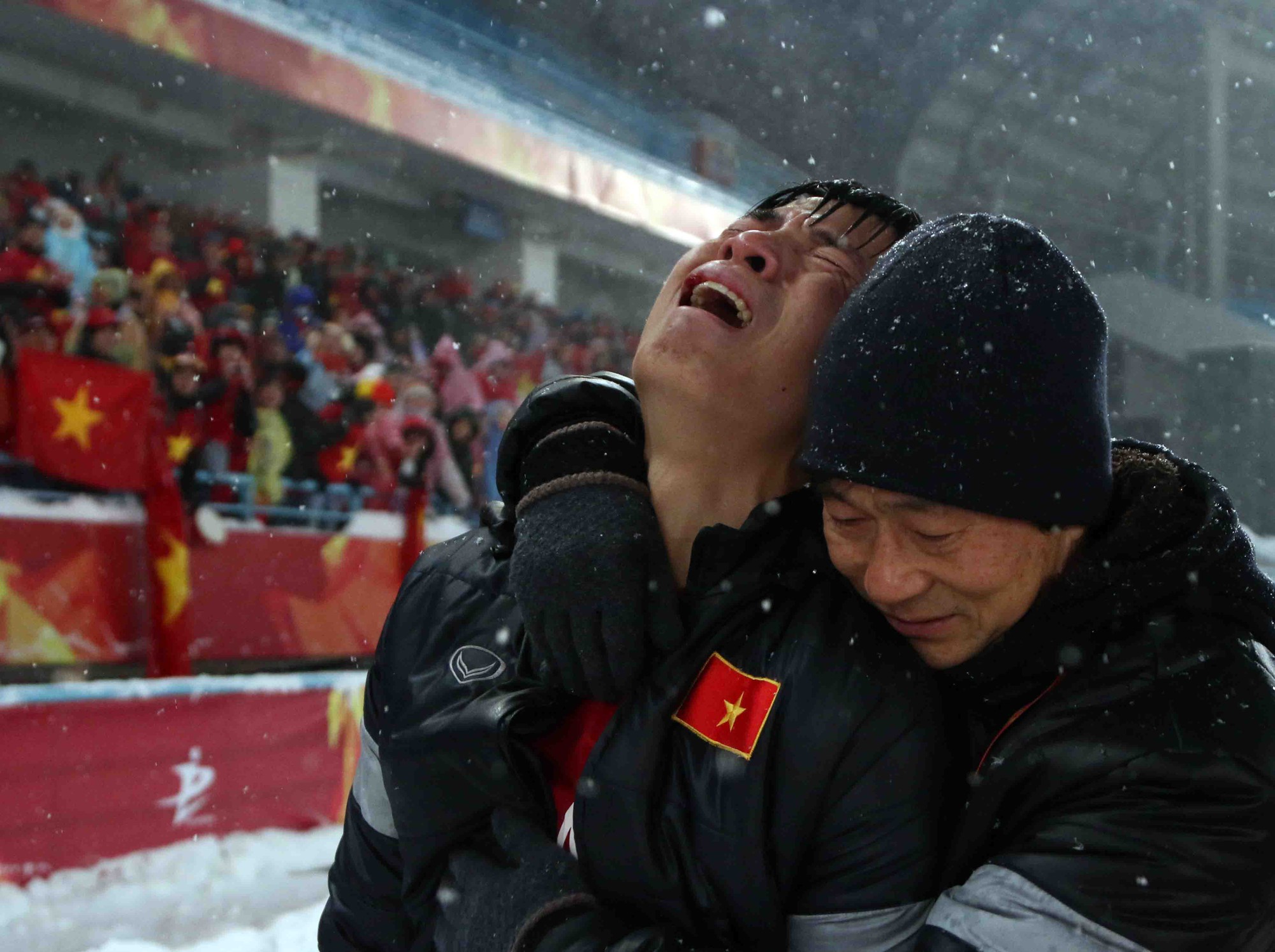 Trung vệ Bùi Tiến Dũng khóc ngất, tiếc nuối khi U23 Việt Nam để thua bàn thua ngay phút cuối cùng của hiệp phụ thứ 2 trước U23 Uzbekistan. Ảnh: Anh Khoa.